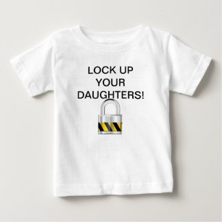 Schließe deine Töchter ab! Baby T-shirt