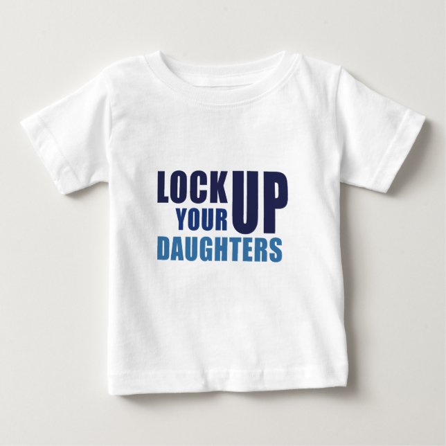 Schließen Sie Ihre Töchter Baby T-Shirt (Vorderseite)