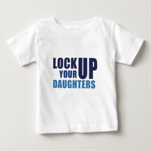 Schließen Sie oben Ihr Töchter Baby-T-Shirt zu Baby T-shirt