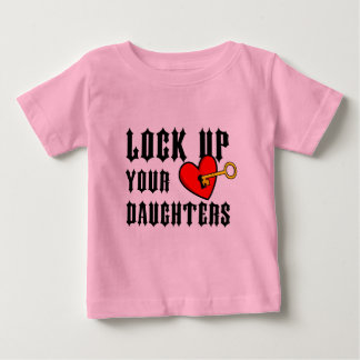 Schließen Sie oben Ihr Töchter Babyt-stück Baby T-shirt