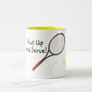 Schließen Sie und dienen Sie Tennis Zweifarbige Tasse