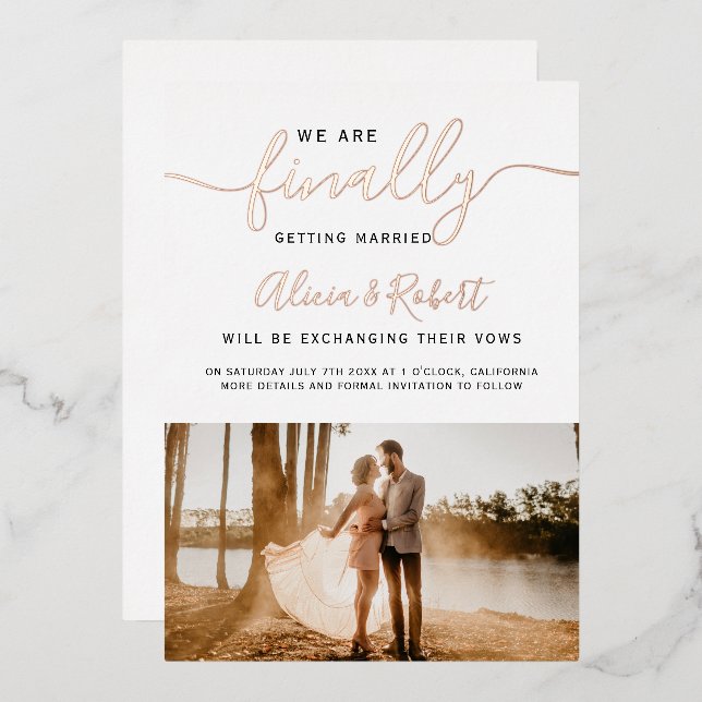 Schließlich Save the Date Skript Foto Rose Gold Folieneinladung (Vorderseite/Rückseite)