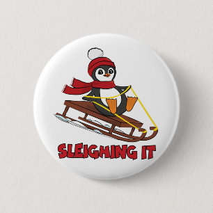 Schlitten - Niedlicher Pinguin im Schnee Button