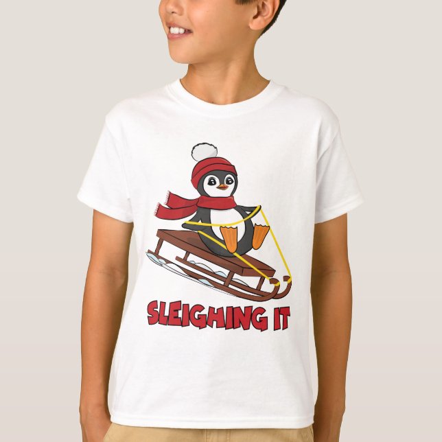 Schlitten - Niedlicher Pinguin im Schnee T-Shirt (Vorderseite)