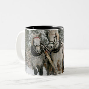 Schlittenfahrt im Schneewald Zweifarbige Tasse