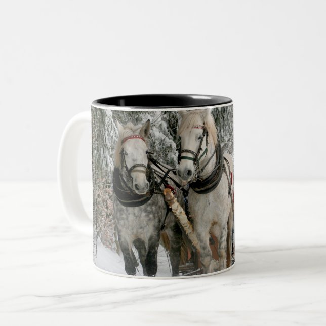 Schlittenfahrt im Schneewald Zweifarbige Tasse (Vorderseite Links)