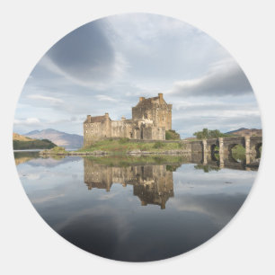 Schloss Eilean Donan mit Reflexion in Schottland Runder Aufkleber