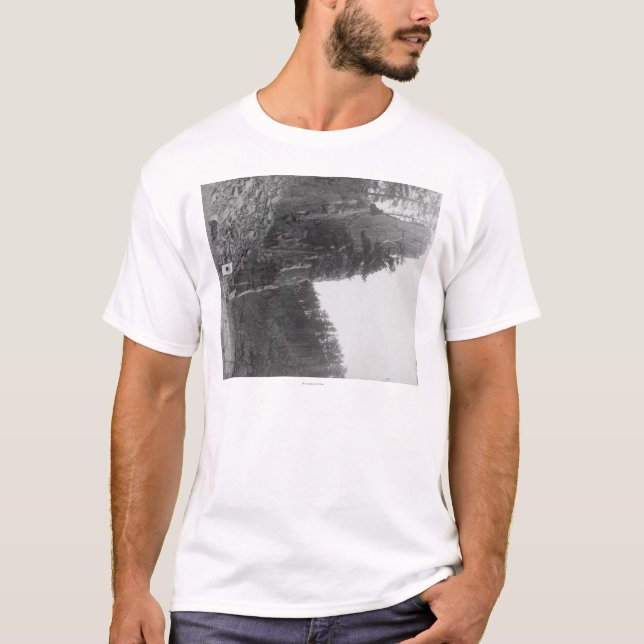 Schloss-Felsen zwischen Hügel-Stadt und T-Shirt (Vorderseite)