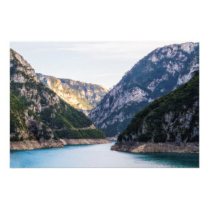 Schlucht des Flusses Piva im Norden Montenegros. Fotodruck