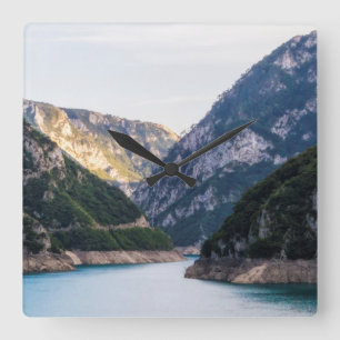 Schlucht des Flusses Piva im Norden Montenegros. Quadratische Wanduhr