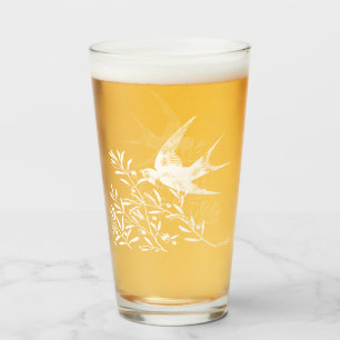Schlucken von Vögeln, die über Olivenzweige fliege Glas