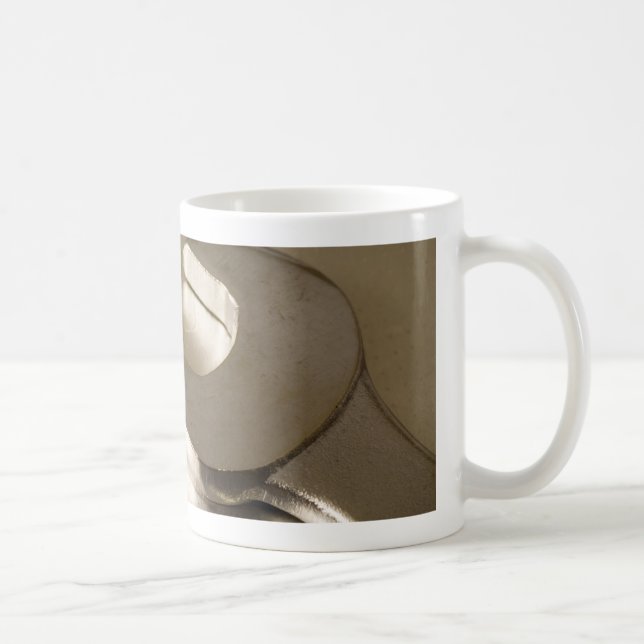 Schlüssel auf Metalloberfläche Kaffeetasse (Rechts)