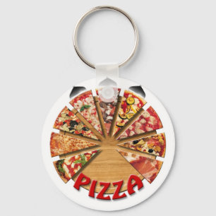 Schlüsselanhänger-Pizza auf dem Ausschnitbrett Schlüsselanhänger