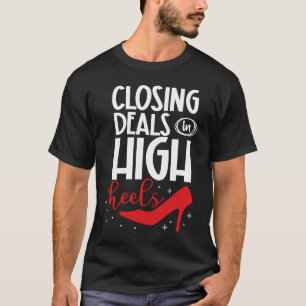 Schlussgeschäfte mit weiblichem Immobilienmakler T-Shirt