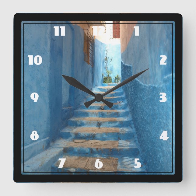 Schmale blaue Treppe in Marokko Quadratische Wanduhr (Vorderseite)
