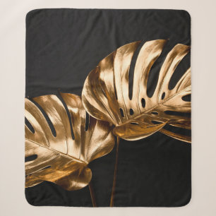 Schmale goldene Ketten auf reflektierender Oberflä Sherpadecke