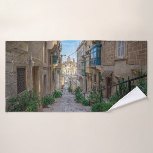 Schmale Steine Straße in Malta Badehandtuch