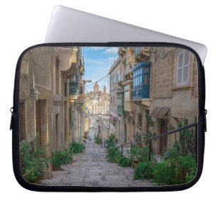 Schmale Steine Straße in Malta Laptopschutzhülle