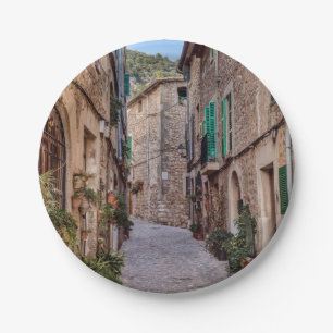 Schmale Straße im Dorf Valldemossa - Mallorca Pappteller