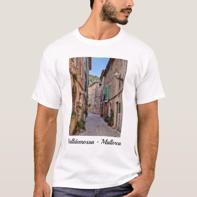 Schmale Straße im Dorf Valldemossa - Mallorca T-Shirt (Vorderseite)