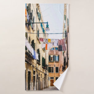 Schmale Straße in Venedig Badehandtuch