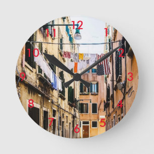 Schmale Straße in Venedig Runde Wanduhr