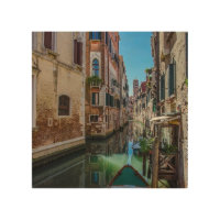 Schmale Straße mit Kanal in Venedig