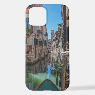 Schmale Straße mit Kanal in Venedig iPhone 12 Hülle