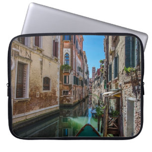 Schmale Straße mit Kanal in Venedig Laptopschutzhülle