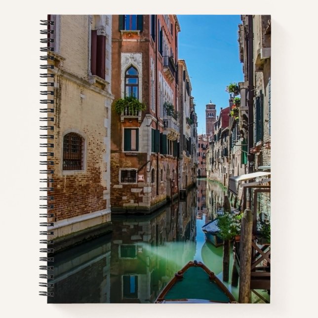 Schmale Straße mit Kanal in Venedig Notizbuch (Vorderseite)