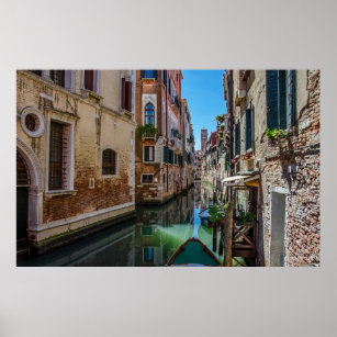 Schmale Straße mit Kanal in Venedig Poster