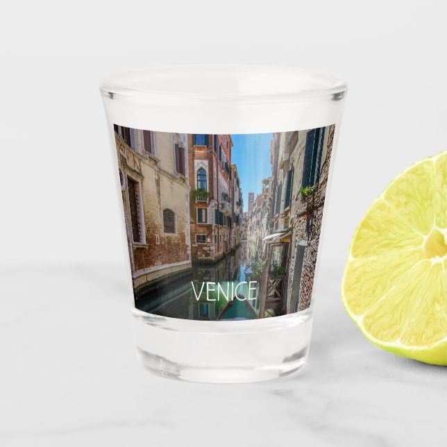 Schmale Straße mit Kanal in Venedig Schnapsglas (Vorderseite)
