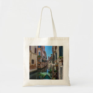 Schmale Straße mit Kanal in Venedig Tragetasche