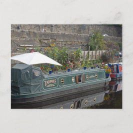 Schmales Boot und Garten mit Blumen Postkarte