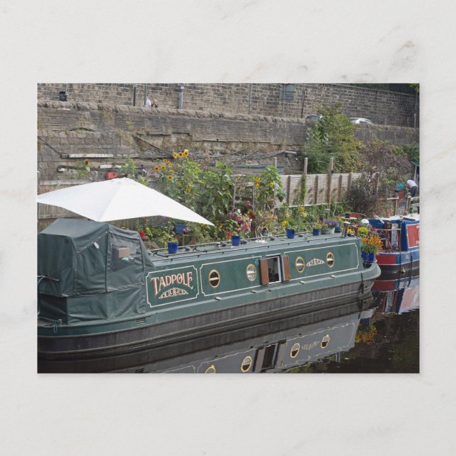 Schmales Boot und Garten mit Blumen Postkarte (Vorderseite)
