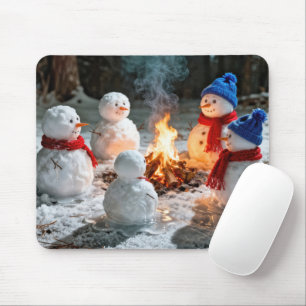 Schmelzende Schneemänner um ein Lagerfeuer Mousepad