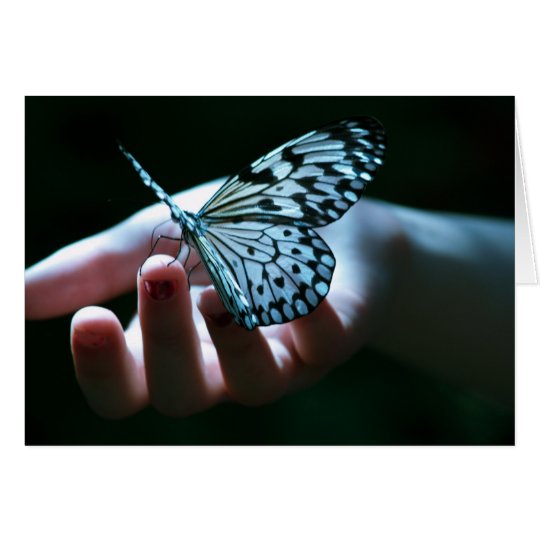Schmetterling an Hand Karte