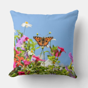 Schmetterling auf Blumen und blauer Himmel Kissen
