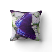Schmetterling auf dem silbernen Leuchtkissen Lamiu