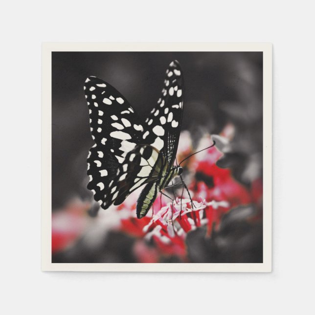 Schmetterling auf der roten Blume Serviette (Vorderseite)