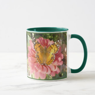 Schmetterling auf einem rosa Hydrangea Tasse