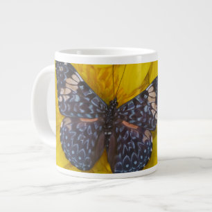 Schmetterling auf einer gelben Blume Jumbo-Tasse