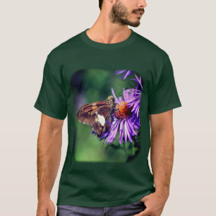 Schmetterling auf Lila Aster-Blume T-Shirt
