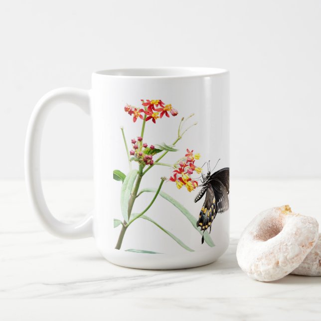 Schmetterling auf Milchkrautblüten, auf Weiß Kaffeetasse (Mit Donut)
