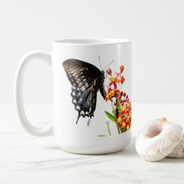 Schmetterling auf Milchkrautblüten, auf Weiß Kaffeetasse