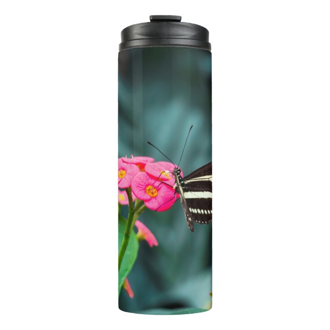 Schmetterling auf rosa Blütenfotografie Thermosbecher (Vorderseite)