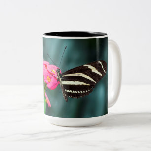 Schmetterling auf rosa Blütenfotografie Zweifarbige Tasse