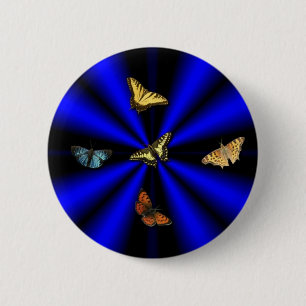 Schmetterling auf schwarzem und blauem Regenbogen Button