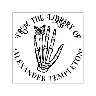 Schmetterling auf Skeletthand-Bibliotheksbuchname Permastempel