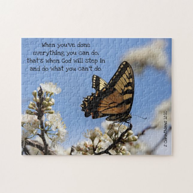 Schmetterling auf Weißen Blüten mit Schrift Verse (Horizontal)